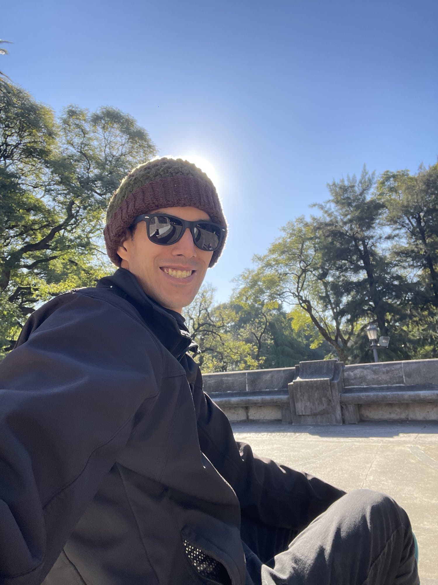 Ulises Gomez al aire libre en un parque de Buenos Aires, un día de sol